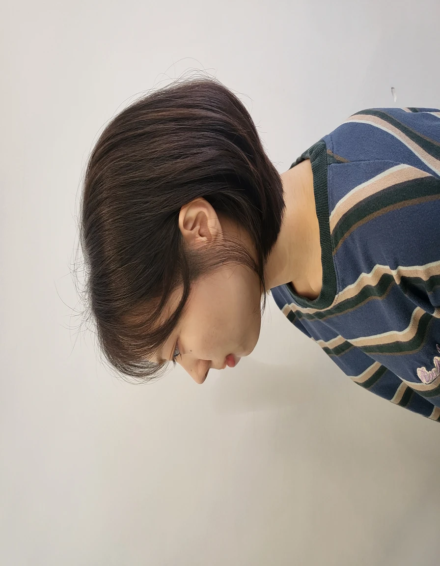 Best Quality, 8k, Masterpiece, (Portrait: 1.3), (photo realistic:1.4), (hyper realistic:1.4), Sharp Focus, looking at viewer, (smoother lighting:1.1), (increase cinematic lighting quality:0.9), realistic lighting, backlighting, light on face, ray trace, (brightening light:1.2), (Increase quality:1.4), sharp detail, (best quality real texture skin:1.4), finely detailed eyes, black_eyes, finely detailed face, 25 year old Korean woman, smiling_face