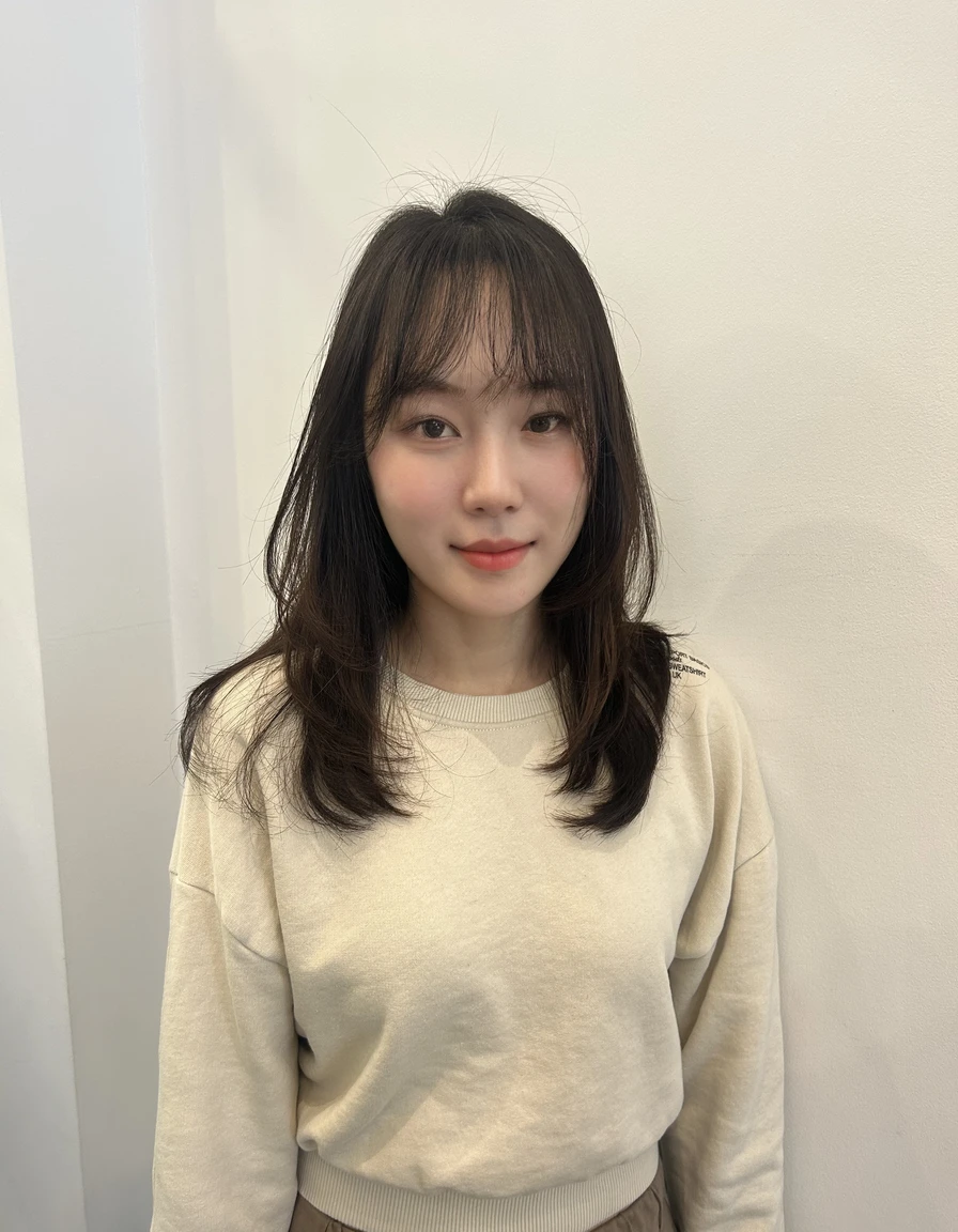 Best Quality, 8k, Masterpiece, (Portrait: 1.3), (photo realistic:1.4), (hyper realistic:1.4), Sharp Focus, looking at viewer, (smoother lighting:1.1), (increase cinematic lighting quality:0.9), realistic lighting, backlighting, light on face, ray trace, (brightening light:1.2), (Increase quality:1.4), sharp detail, (best quality real texture skin:1.4), finely detailed eyes, black_eyes, finely detailed face, 25 year old Korean woman, smiling_face
