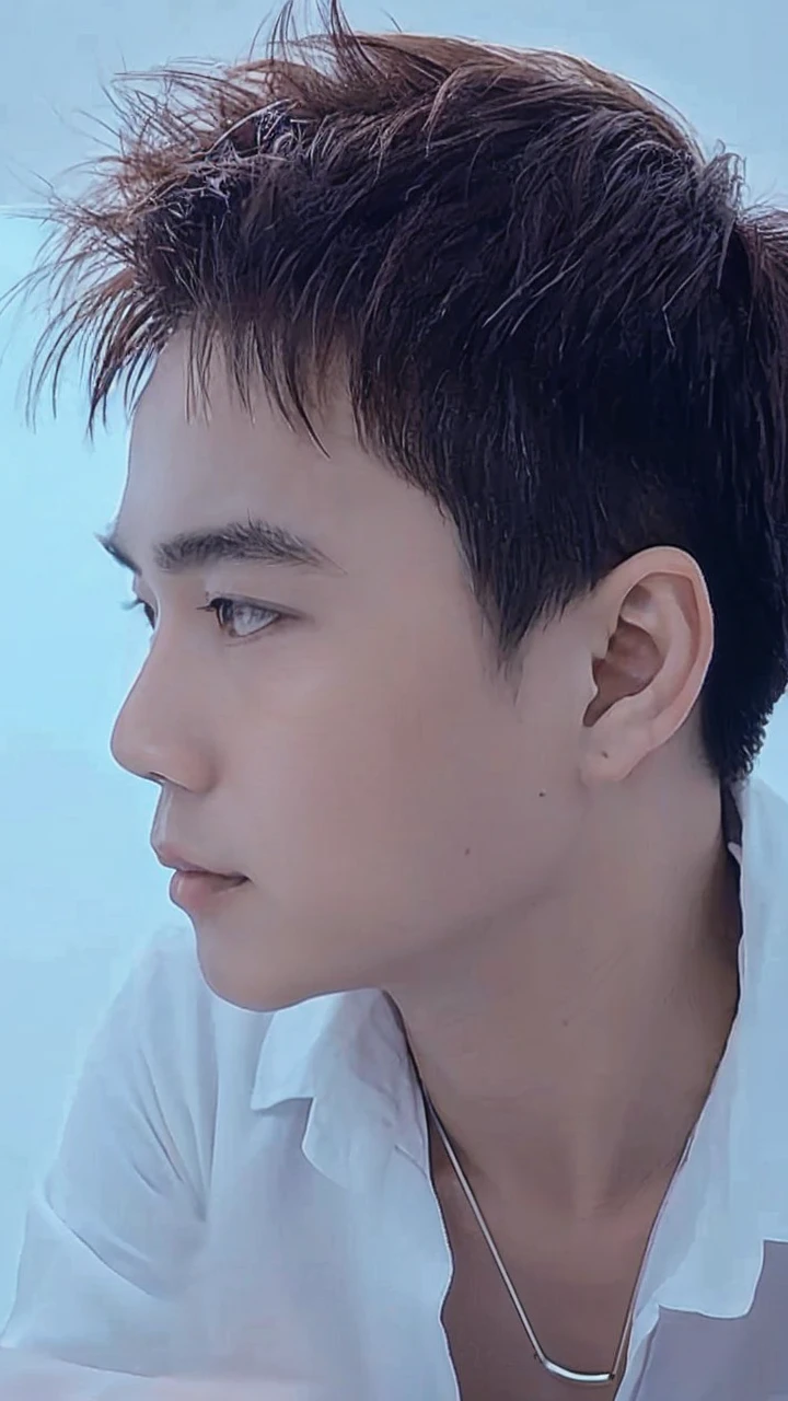 Il y a un homme portant des lunettes et un pull qui pose pour une photo, Yanjuncheng, photo de profil professionnel, Xin Tong Chen, xision wu, Wenjun Lin, cai xukun, photo de profil, Lin Qifeng, li zixin, Steve Zheng, 27 ans, 28 ans, Yihaoren, 23 ans