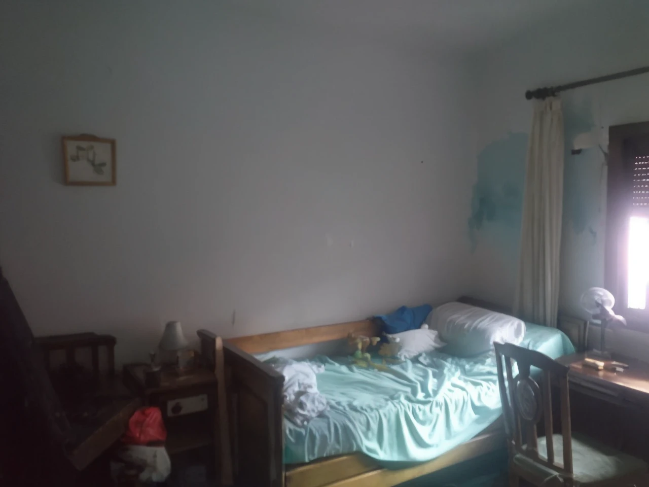 Make the back wall a mirror and reflect what is in the room, the reflected side is flooded with turquoise water, There are some things floating and some fish that are not very appreciated.