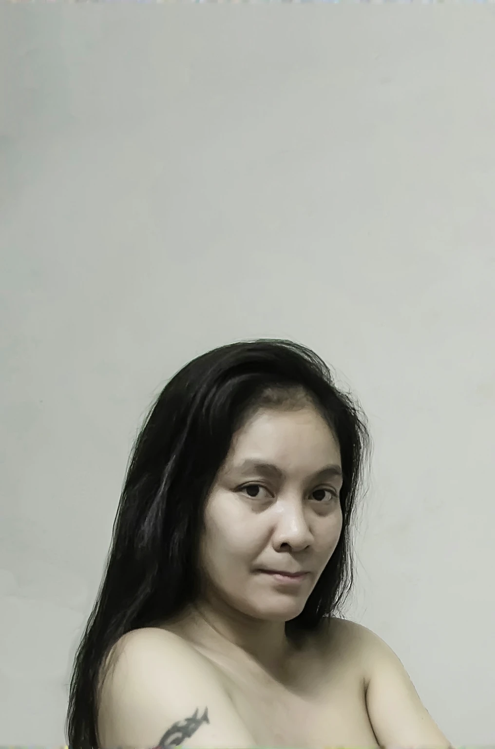 มีผู้หญิงเปลือยคนหนึ่งนั่งอยู่บนเตียงโดยมีรอยสักบนแขนของเธอ, วางตัวในห้องนอน, โพสท่าบนเตียง, very ท่าเซ็กซี่, นั่งบนเตียง, ร่างกายเซ็กซี่ร้อน, นั่งบนเตียงของเธอ, ในห้องนอนของฉัน, สาวเซ็กซี่, ถ่ายเต็มตัว, นั่งอยู่ในห้องนอน, ถ่ายรูปเต็มตัว, ท่าเซ็กซี่, uhd ภาพตรงไปตรงมาของสกปรกBlack Hair, Long eyelashes, 軽いsmile, tooth, Striped Hair, multicoloRedhead, Inner hair color, Redhead, Hair Clip, Mole under the eye, Incompatible students, Hollow Eyes, Hollow Eyes, Pupils dilate, Heart-shaped pupils, smile, Shadow, Anaglyph, Depth of written boundary, Motion Blur, Luminance, Color Field Painting, Anime Style, 8K, Super detailed, Highest quality, Ultra-high resolution, 8K、24-year-old female、Sexy proportions、Sexy、Narrow waist、hair band、smile