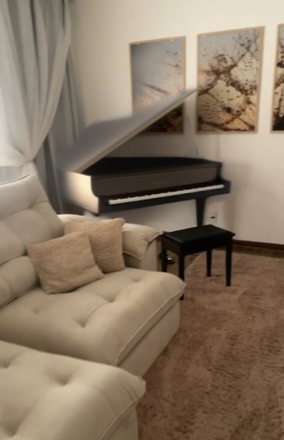 a black grand piano,blzk diamond, chic e rico, chic, refined, untouched, minimalist atmosphere, soft lighting, gold accents, reflective surfaces, chiaroscuro lighting, dramatic shadows, film composition, 8K, photorrealistic, Physically-based rendering, Masterpiece artwork, high qualiy, There is a sofa and, ((nobody) Um fotografia hiper-realista em high qualiy. FUHD+. perfect photo. (((Change only the glossy black color and coverage of the upload image):1.4, photography realistic:1.3, . (((