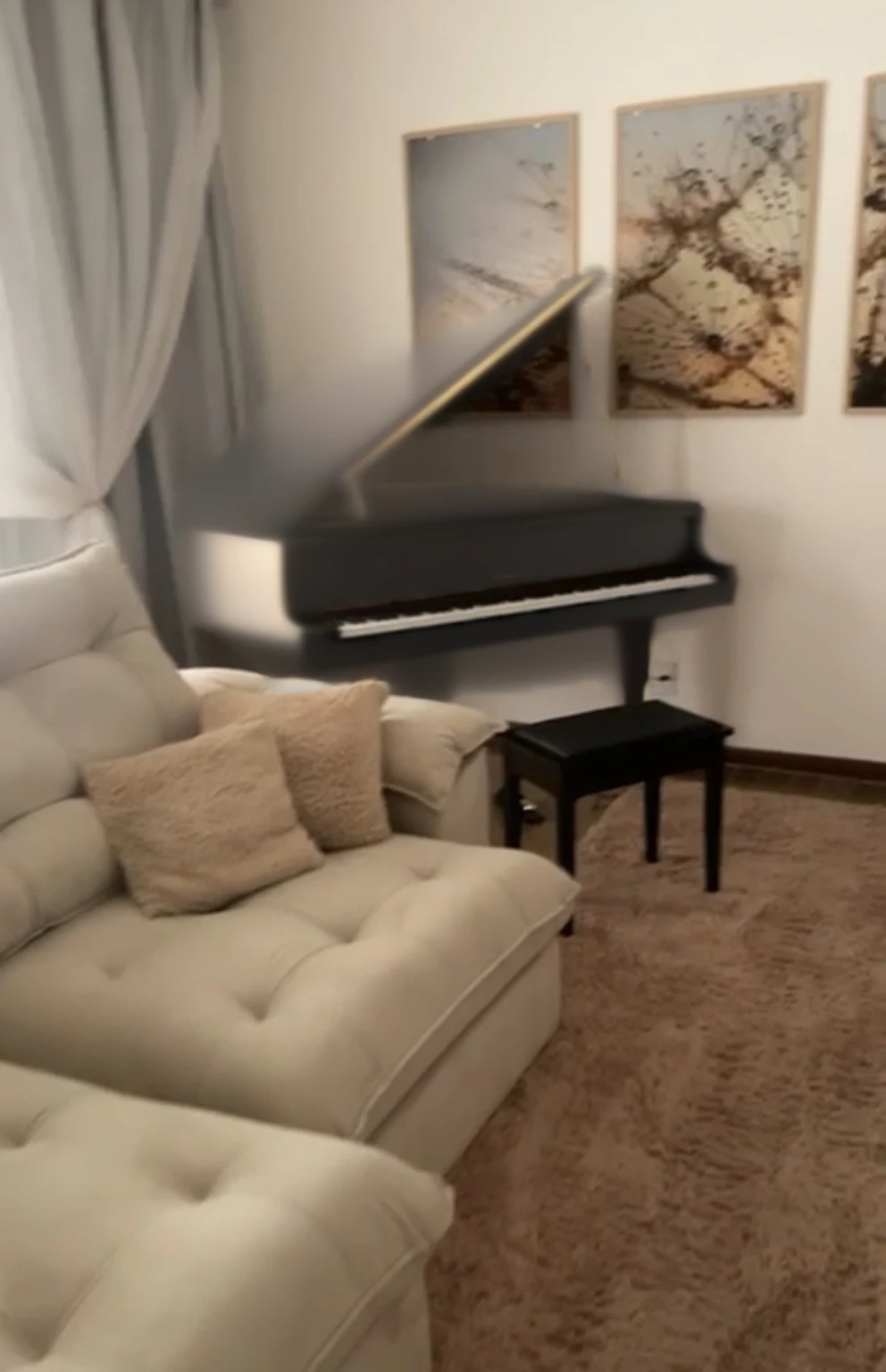 a black grand piano,blzk diamond, chic e rico, chic, refined, untouched, minimalist atmosphere, soft lighting, gold accents, reflective surfaces, chiaroscuro lighting, dramatic shadows, film composition, 8K, photorrealistic, Physically-based rendering, Masterpiece artwork, high qualiy, There is a sofa and, ((nobody) Um fotografia hiper-realista em high qualiy. FUHD+. perfect photo. (((Change only the glossy black color and coverage of the upload image):1.4, photography realistic:1.3, . (((
