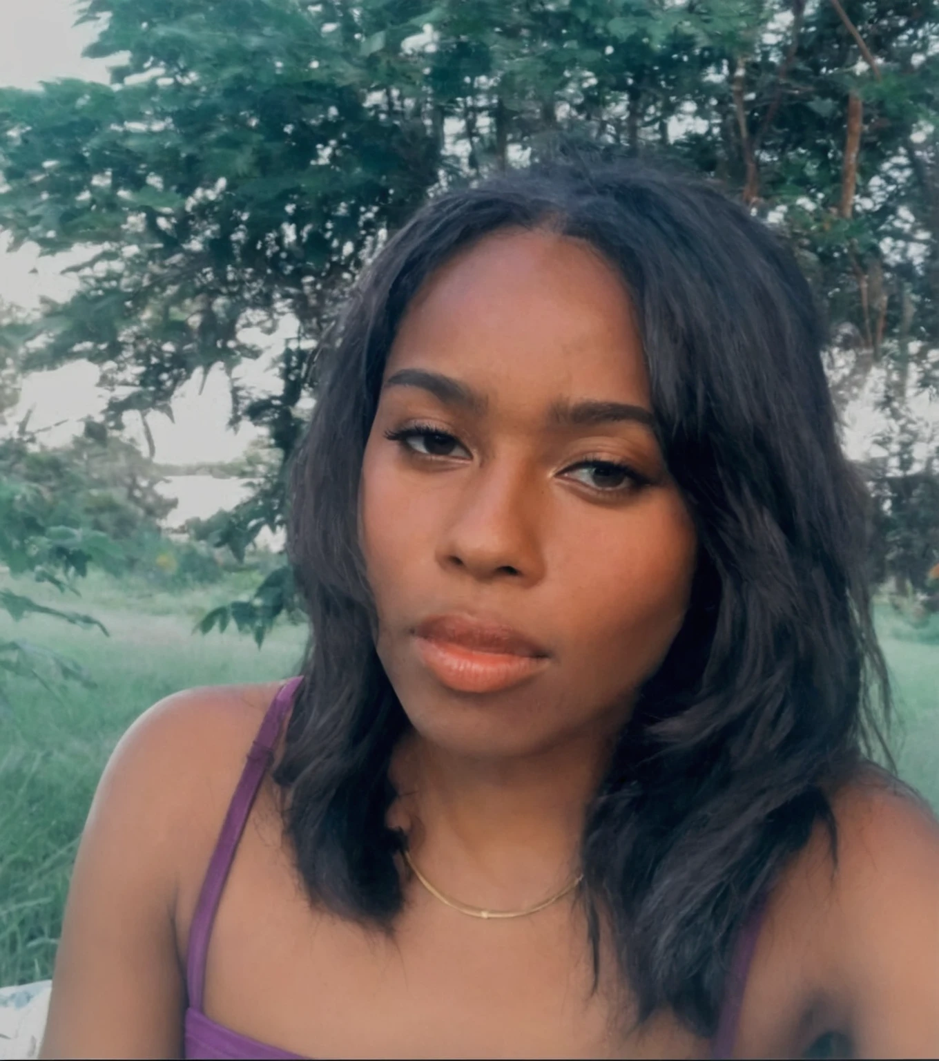 There's a woman who's sitting on the grass with a cell phone, photo of a black woman, 30-year-old woman from cuba, taken at the beginning of 2020, headshot foto perfil, jovem negra, foto perfil, jovem negra, photo of young man, profile image, alexis franklin, avatar image, darkskin