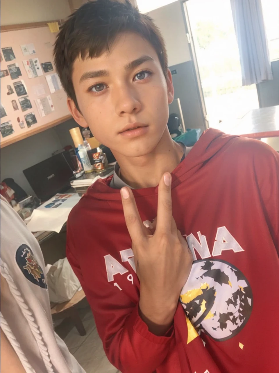 Masterpiece, anime cgi, boy, Short hair with white thorns, Wheat color skin, muscle, sports boy, Wear a basketball uniform., The texture is smooth., Silk fabric , golden pupil, perfect eyes