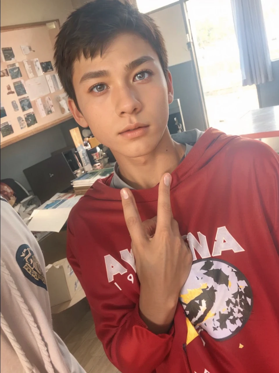 Masterpiece, anime cgi, boy, Short hair with white thorns, Wheat color skin, muscle, sports boy, Wear a basketball uniform., The texture is smooth., Silk fabric , golden pupil, perfect eyes  
