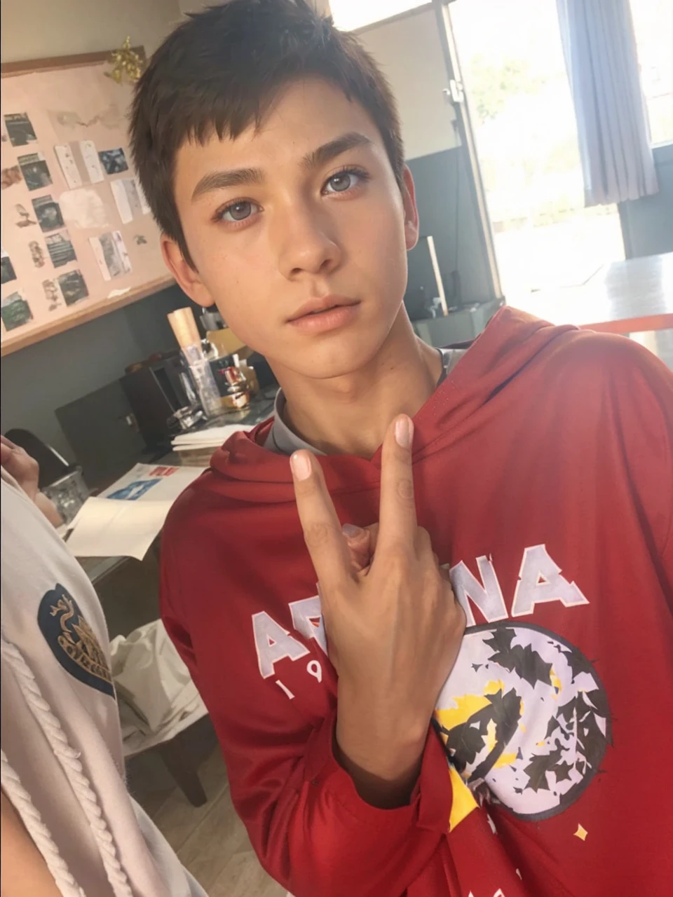 Masterpiece, anime cgi, boy, Short hair with white thorns, Wheat color skin, muscle, sports boy, Wear a basketball uniform., The texture is smooth., Silk fabric , golden pupil, perfect eyes