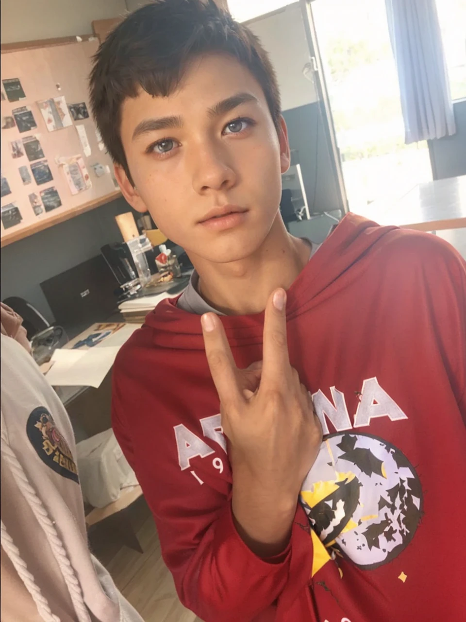 Masterpiece, anime cgi, boy, Short hair with white thorns, Wheat color skin, muscle, sports boy, Wear a basketball uniform., The texture is smooth., Silk fabric , golden pupil, perfect eyes