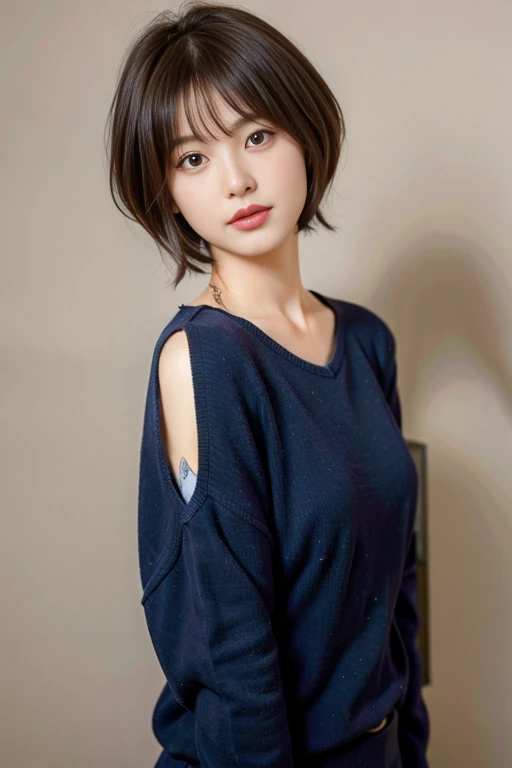 Woman in her early 30s、Dark brown hair、short hair、Simple Background