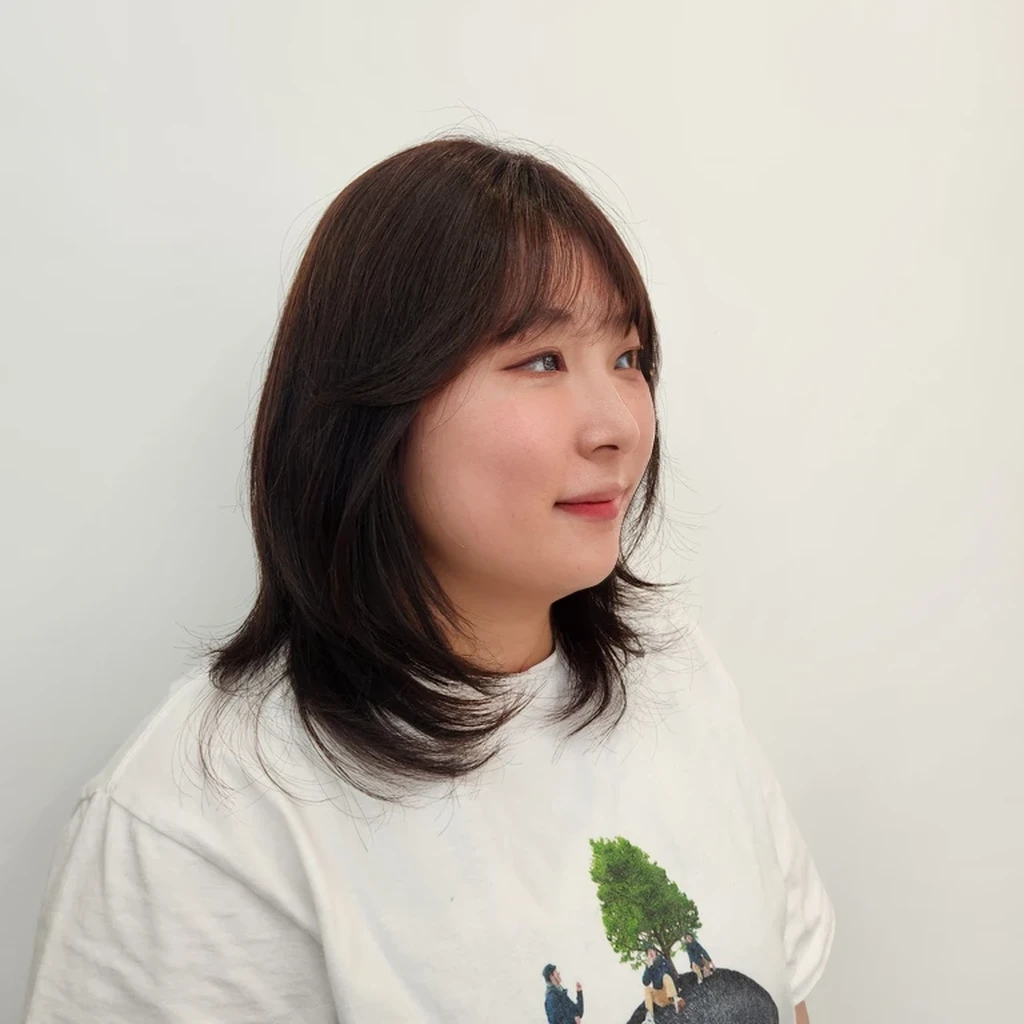 Best Quality, 8k, Masterpiece, (Portrait: 1.3), (photo realistic:1.4), (hyper realistic:1.4), Sharp Focus, looking at viewer, (smoother lighting:1.1), (increase cinematic lighting quality:0.9), realistic lighting, backlighting, light on face, ray trace, (brightening light:1.2), (Increase quality:1.4), sharp detail, (best quality real texture skin:1.4), finely detailed eyes, black_eyes, finely detailed face, 25 year old Korean woman,envious_eyes