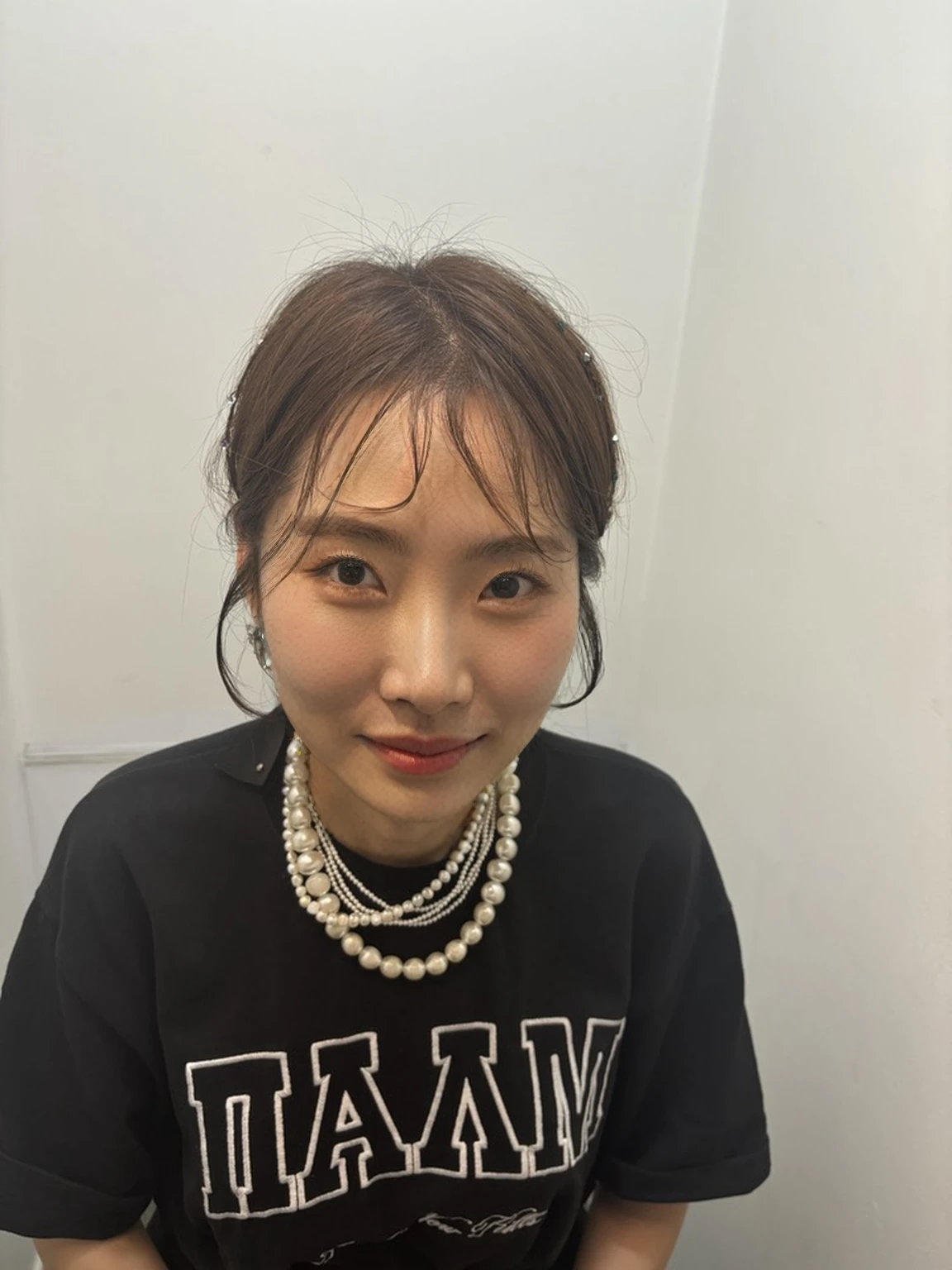 Best Quality, 8k, Masterpiece, (Portrait: 1.3), (photo realistic:1.4), (hyper realistic:1.4), Sharp Focus, looking at viewer, (smoother lighting:1.1), (increase cinematic lighting quality:0.9), realistic lighting, backlighting, light on face, ray trace, (brightening light:1.2), (Increase quality:1.4), sharp detail, (best quality real texture skin:1.4), finely detailed eyes, black_eyes, finely detailed face, 25 year old Korean woman