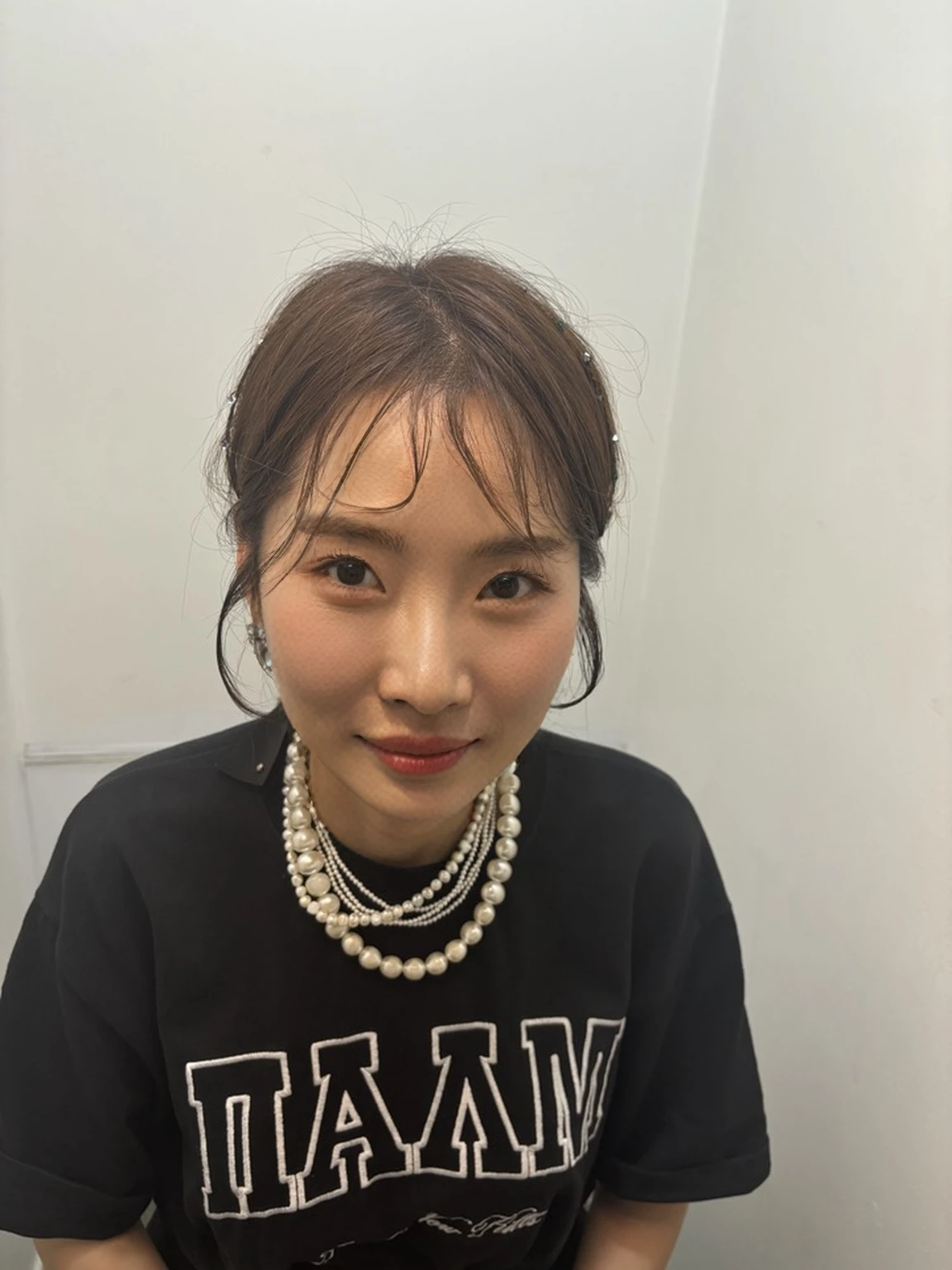 Best Quality, 8k, Masterpiece, (Portrait: 1.3), (photo realistic:1.4), (hyper realistic:1.4), Sharp Focus, looking at viewer, (smoother lighting:1.1), (increase cinematic lighting quality:0.9), realistic lighting, backlighting, light on face, ray trace, (brightening light:1.2), (Increase quality:1.4), sharp detail, (best quality real texture skin:1.4), finely detailed eyes, black_eyes, finely detailed face, 25 year old Korean woman
smiling_face
