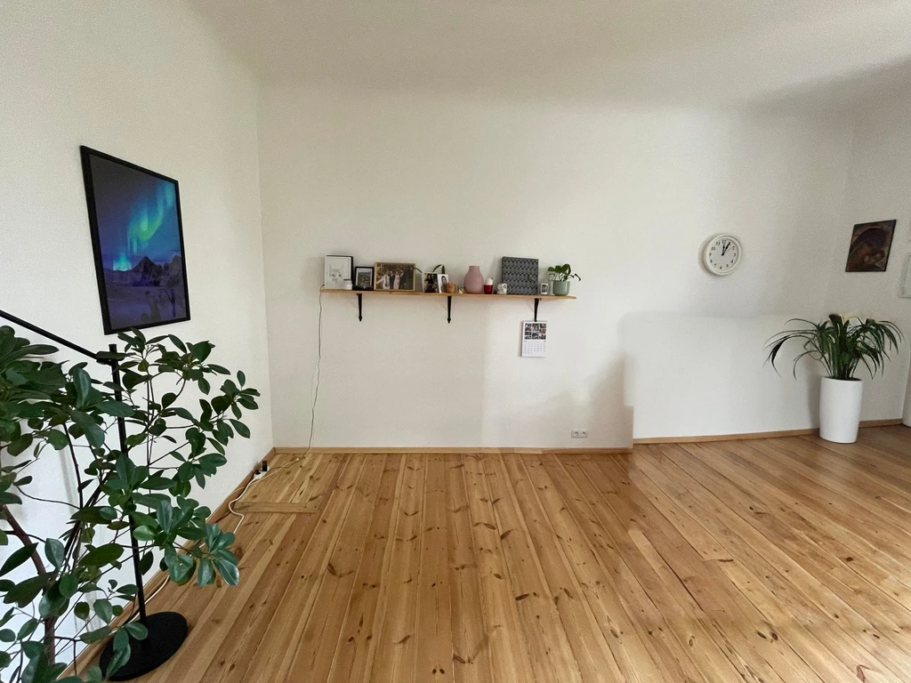 wooden floor, white wall