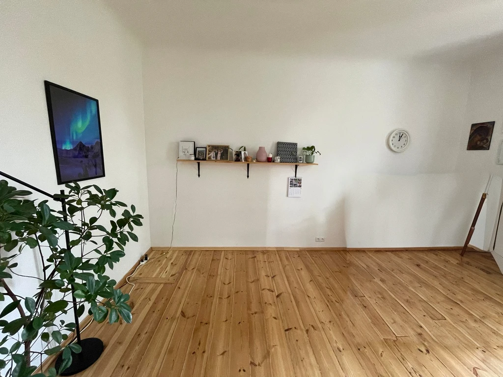 wooden floor, white wall