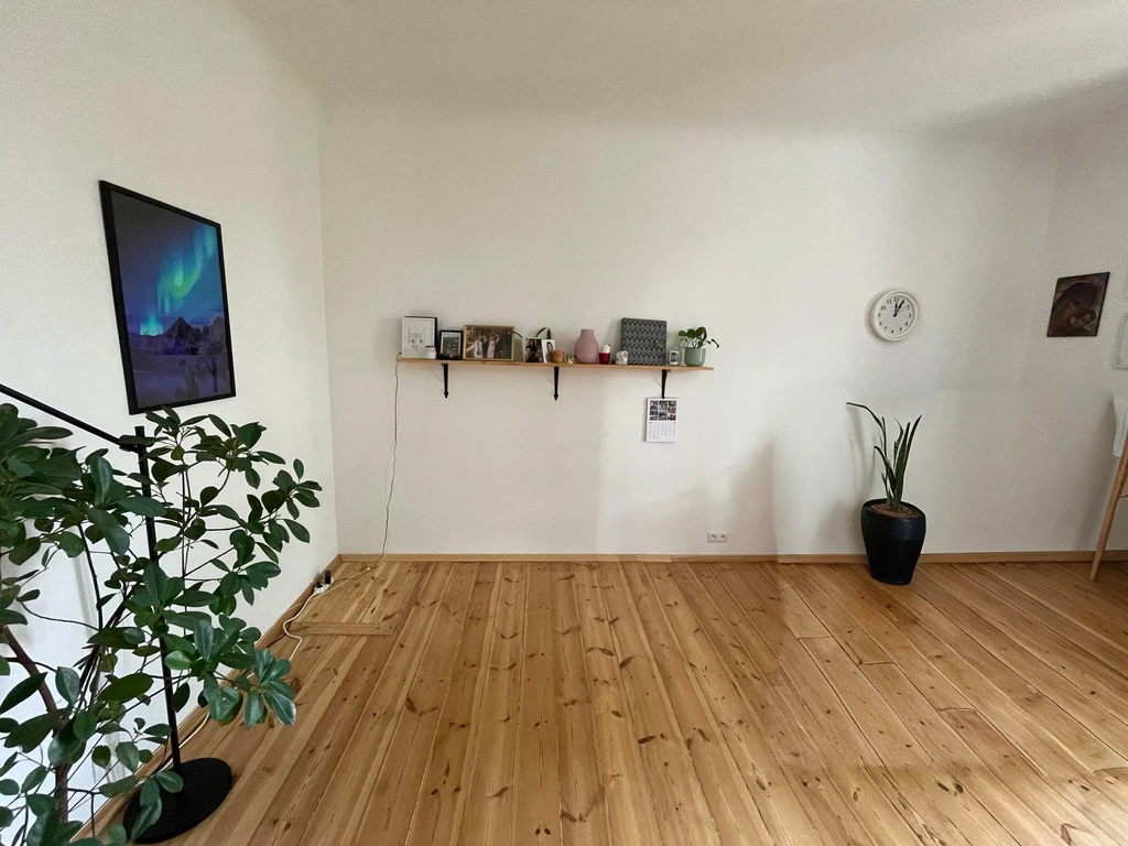 wooden floor, white wall