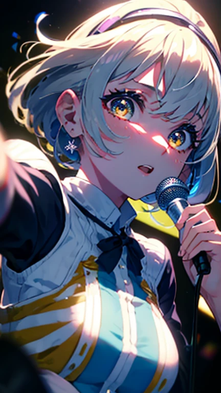Girl singing with microphone,vocal,Live Performance,Try as hard as you can,cute,Perfect Face,Bright Eyes,wonderful,Wide-angle
