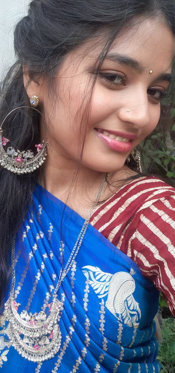 1girl in, age19, Solo, Long hair, Colossal , Looking at Viewer, black hair, Bare shoulders, Brown eyes, jewely, Full body, a necklace, off shoulders, salwar and dupatta, Realistic, A sexy