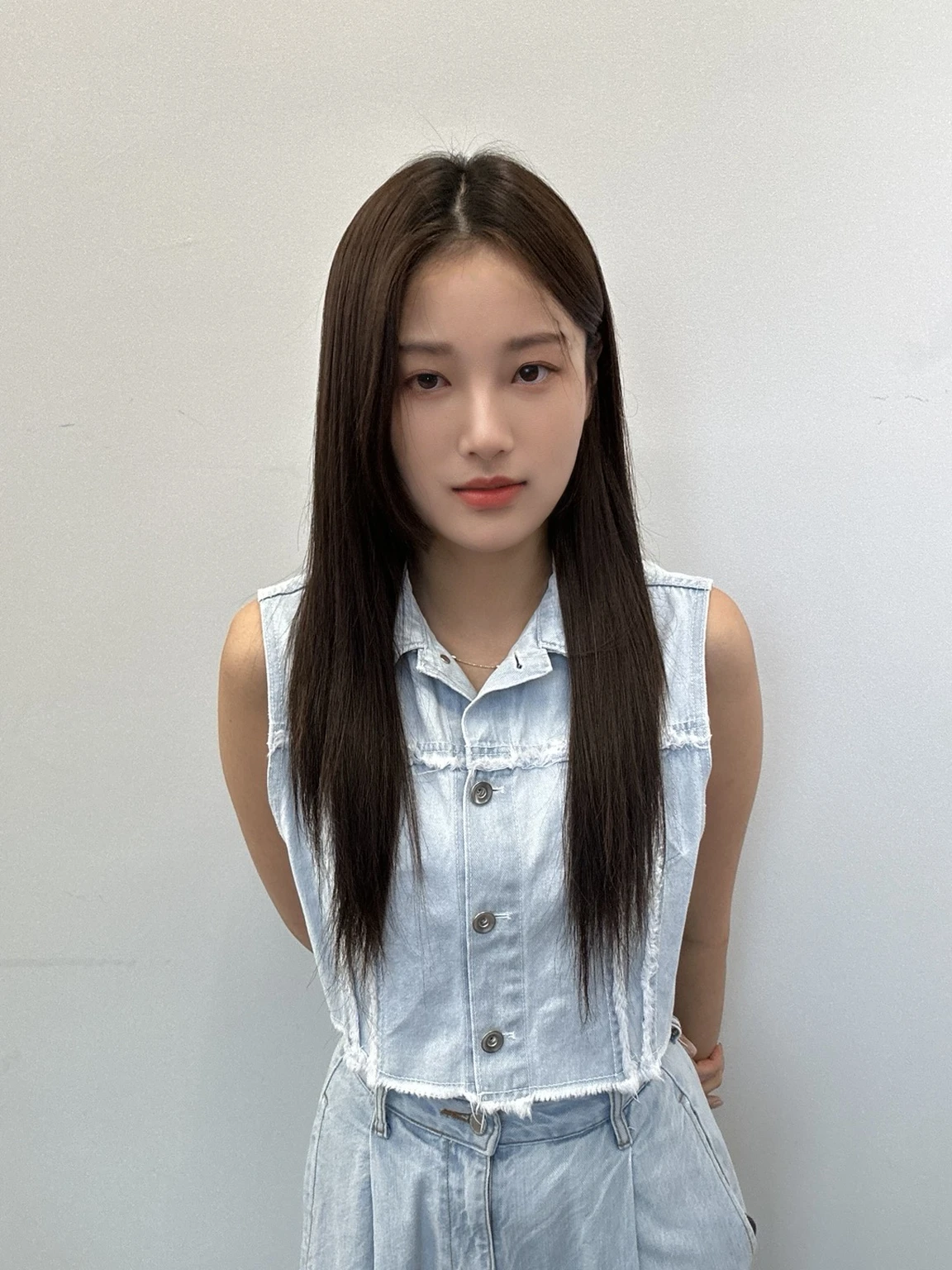 Best Quality, 8k, Masterpiece, (Portrait: 1.3), (photo realistic:1.4), (hyper realistic:1.4), Sharp Focus, looking at viewer, (smoother lighting:1.1), (increase cinematic lighting quality:0.9), realistic lighting, backlighting, light on face, ray trace, (brightening light:1.2), (Increase quality:1.4), sharp detail, (best quality real texture skin:1.4), finely detailed eyes, black_eyes, finely detailed face, 25 year old Korean woman