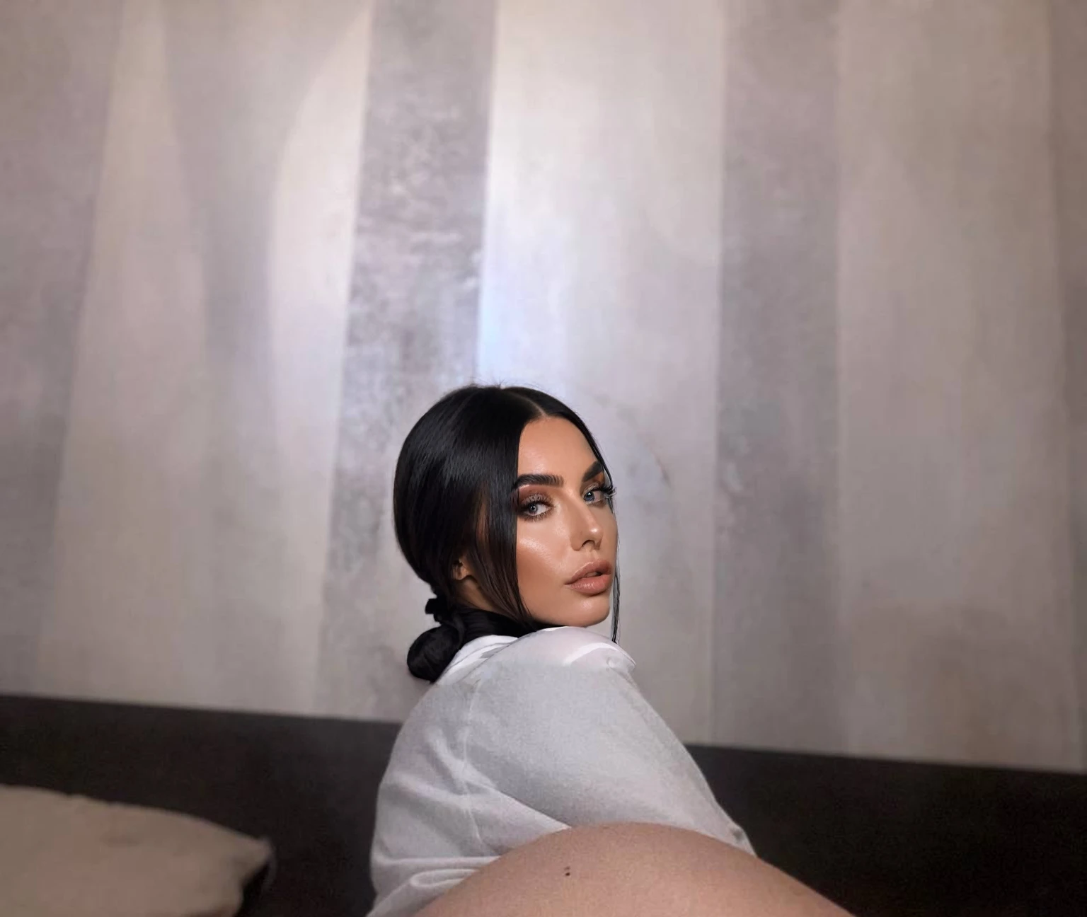UHD, (1 fille), cheveux longs en chignon noir foncé, grande taille fine, Ava Max, Bella Poarch, Olga Bouzova, Kim Kardashian, violette myers, 24 year old Female model, ayahausca, modèle instagram, autre, fille sexy, Le extrêmement chaud et sexy, (8k, Photo brute, la plus haute qualité),(épique réaliste:1.5), posture dynamique,erotic Face (détaillé eyes:0.8), (la plus haute qualité), (Meilleure ombre),Détails complexes,cinématique,((peau:1.4)) (hdr:1.5), détaillé, chef-d'œuvre, Photo brute Full-length portrait, des yeux captivants, détails clairs, (high peau detail), (teinte: 0.25), (sale: 0.66), Éclairage des touches, (rétroéclairage: 0.4), medium depth oF Field, Canon5D, objectif 50 mm, F/4 ouvertures, (ultra-détaillé, Détail complexe), sharp Focus, 4K, Absurde, 8mm Film grain, Flirting with camera