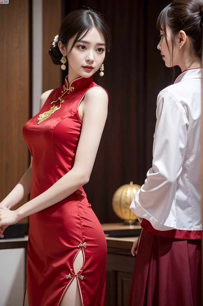 The red cheongsam is known for its bright colors and dignified style.,It is often the first choice for many women on important occasions.。Here are some suggestions for red cheongsam,Designed to help you show elegance and grace:
Fabric Selection:In order to show the elegant temperament,It is recommended to choose high-quality fabrics,Like velvet、Satin or high-quality cotton fabric。These fabrics are not only comfortable to the touch,And it can better show the nobility and luster of red。
Color depth:Red comes in many shades,You can choose according to your skin color and preferences。Dark red appears more mature and stable,Suitable for formal occasions;The lighter red,Such as pomegranate red or rose red,More lively,Suitable for young women。
Style design:To show the atmosphere,You can choose a simple style,Avoid excessive decoration。The stand-up collar design and the smooth skirt lines,Can highlight the wearer's temperament。If you like a more modern feel,You can choose a design with a small slit,Add a touch of sexiness。
Pattern selection:The red cheongsam itself is very eye-catching,Therefore, you can choose a simpler pattern.,Such as traditional peony or lotus,These patterns not only have oriental charm,And not too complicated,Keep the whole。
Accessories:The accessories of red cheongsam should be kept simple,To avoid being too complicated。A pair of pearl earrings or a thin gold necklace,Can play a finishing touch。Shoes can be red or black high heels,以Keep the whole协调性。