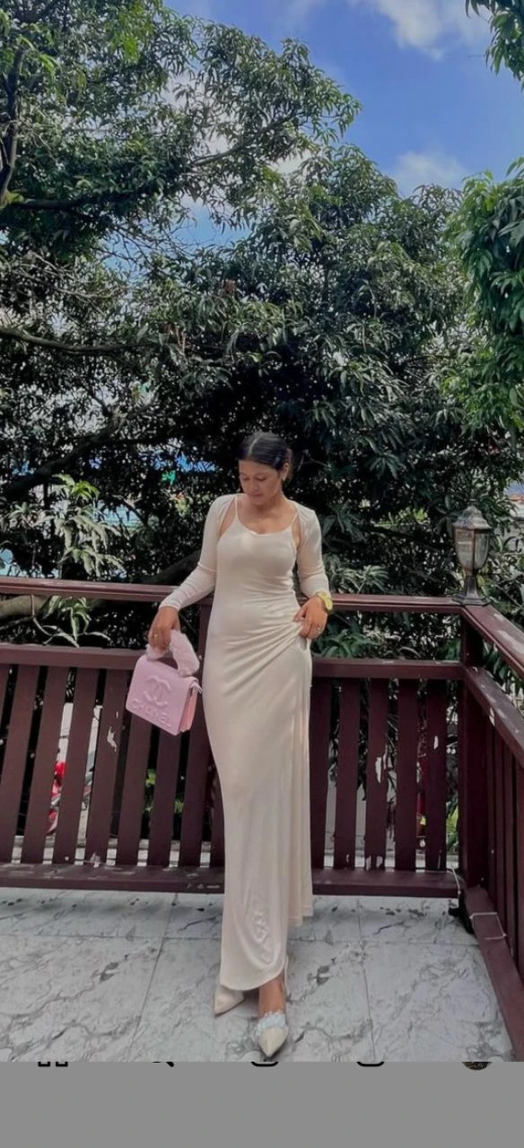 ((top quality、8k、Masterpiece:1.3))、Extremely delicate and beautiful girl,full-body shot,huge breasts,bigger breasts,amazing breast size,G cup,Half of the breasts are exposed。Wear big earrings,Very white skin,moist red lips,Waist is very thin,Thighs are very thin,big butt,fair and smooth skin,Smooth and fair skin,flawless skin,Fair and shiny skin,cold white skin,The camera focuses on the chest,Bright light,white sweater,Lower body exposed,white hair,heavy snow,snow mountain,sunset,lake