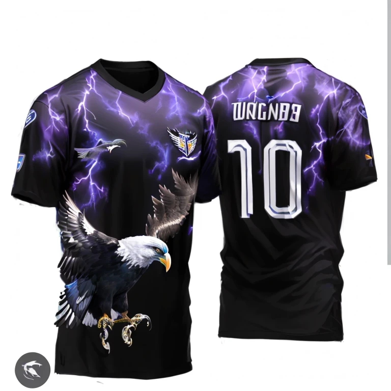 uma black jersey e azul com uma águia branca, inspired by Julius Klinger, black jersey, ravens stormy sky of foreboding, inspired by Max Klinger, ravens, eagle wings, shirt design, magic uniform, inspired by Knud Agger, Dramatic blue thunder, warlord black aarakocra eagle, wearing a football shirt, magic uniform university