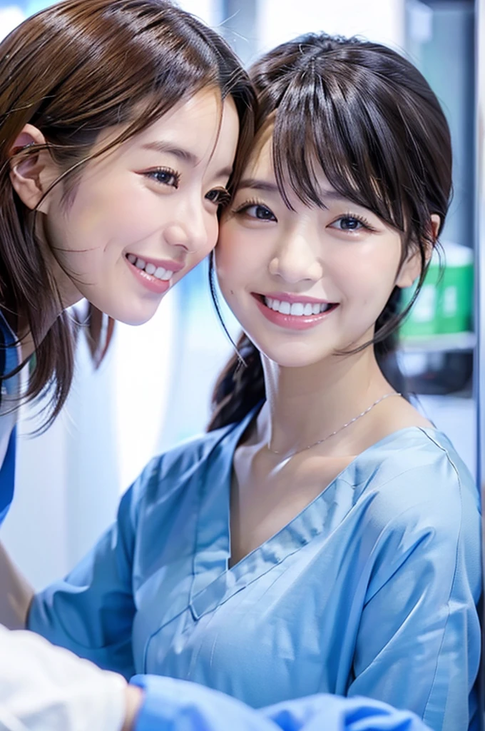 Dental hygienist, 2 women　横並び smile 白色の医療スクラブ着用 日本人 黒髪 20代前半女性　Upper body close-up　high resolution　high resolution　Highest quality　smile　Shooting outside　Harmony々