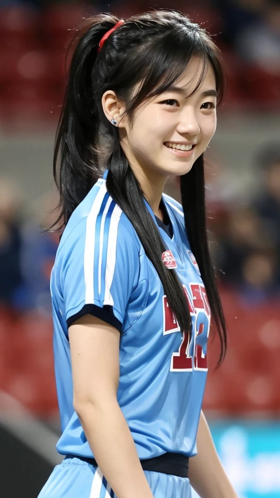 One Woman、university student、Long Black Hair、Her hair is tied in a ponytail with a red string、Light blue jersey、Looking this way and smiling