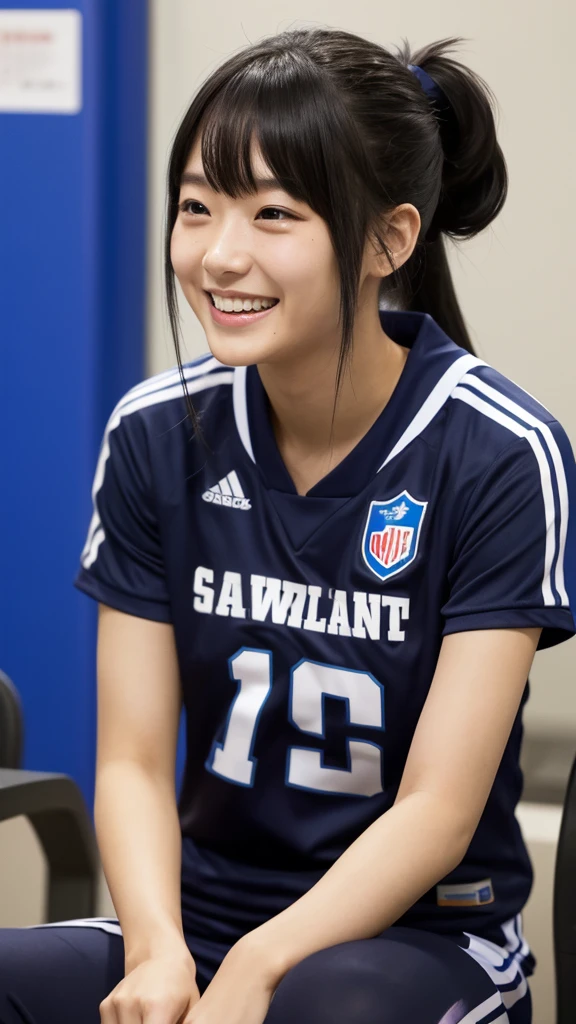 One Woman、university 、Black Bob、Her hair is tied in a ponytail with a red string、Light blue jersey、Looking this way and smiling