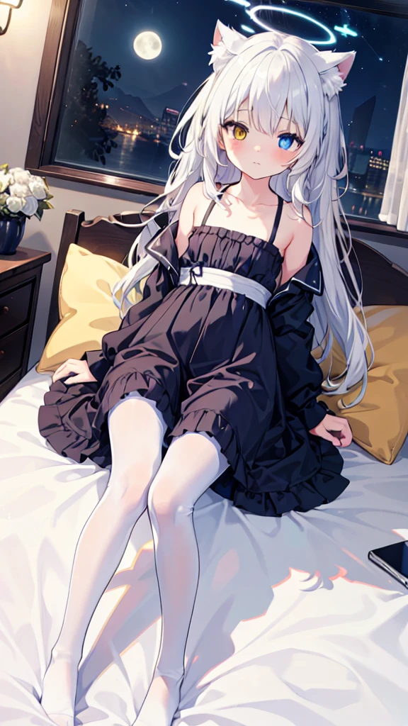 White pantyhose，White hair，Long hair，Cat ear，Heterochromia（Left blue right yellow），Female face，There are bright spots in the eyes，flat chest，blue halo，night，moon，Alone，in the room，Lying in bed，sleepy，Dress without revealing，White pajamas