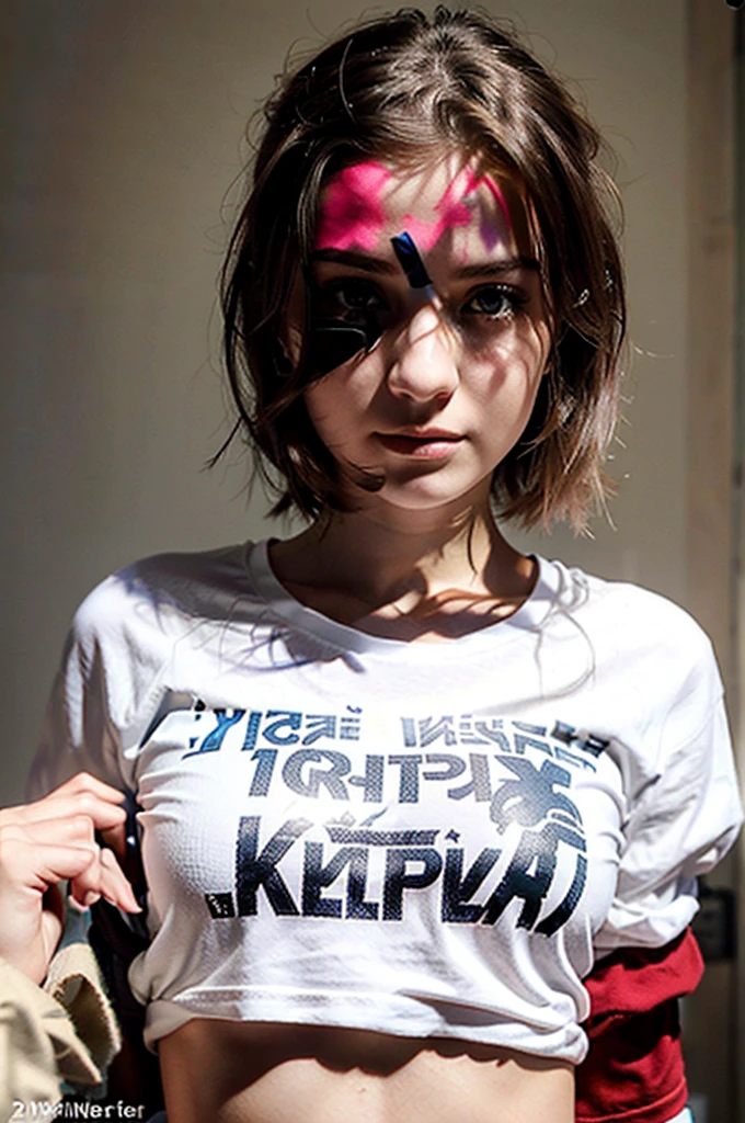Fille ukrainienne de 20 ans, aux longs cheveux bruns et aux yeux sombres frappants. Elle doit avoir une expression naturelle et accessible, meilleur qualité sur le corps, t-shirt blanc, peau très détaillé,grain de film,