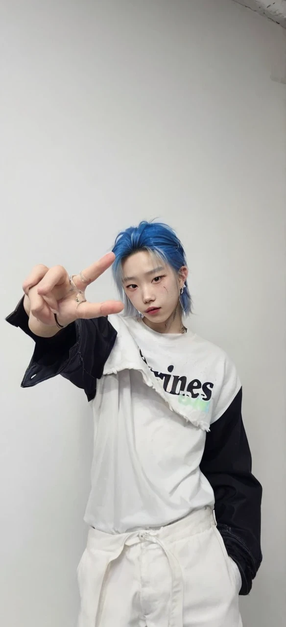 Korean boy. Characteristics: blonde hair + locks falling on the forehead + brown eyes + freckles on the face. (Félix from the band SKZ - Stray )
