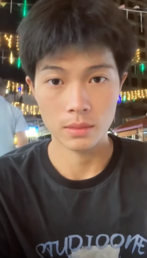 Handsome，High nose bridge