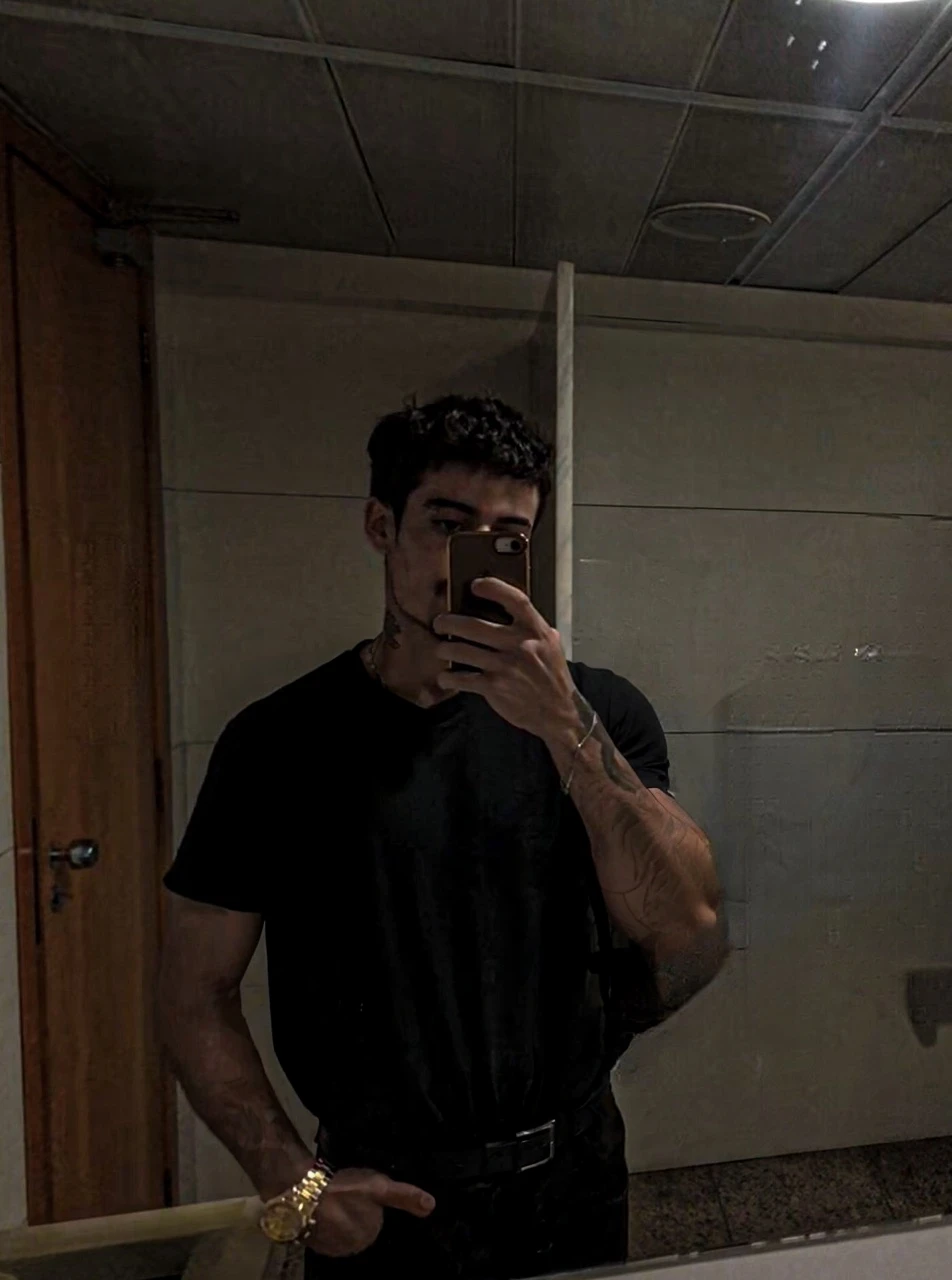 17 year old boy, short black hair, intense blue eyes, intense gaze, defined facial features, no facial hair, tall muscular build, broad shoulders, v-shaped body, wolf tattoo on right arm, full body focus, completely hairless, (best quality,4k,8k,highres,masterpiece:1.2),ultra-detailed,(realistic,photorealistic,photo-realistic:1.37),portrait,cinematic lighting,dramatic shadows,dynamic pose,highly detailed, corpo grande, musculoso, bracos fortes