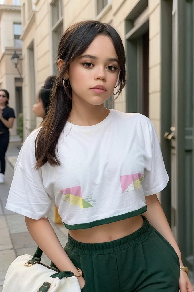 Jenna_Ortega portant un t-shirt vert et un pantalon blanc cheveux longs , eye-liner, 
haut du corps, fond de mur solide, 
 