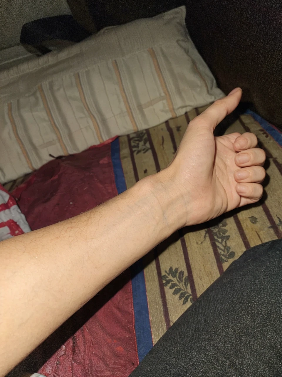 Cut the hand and more blood