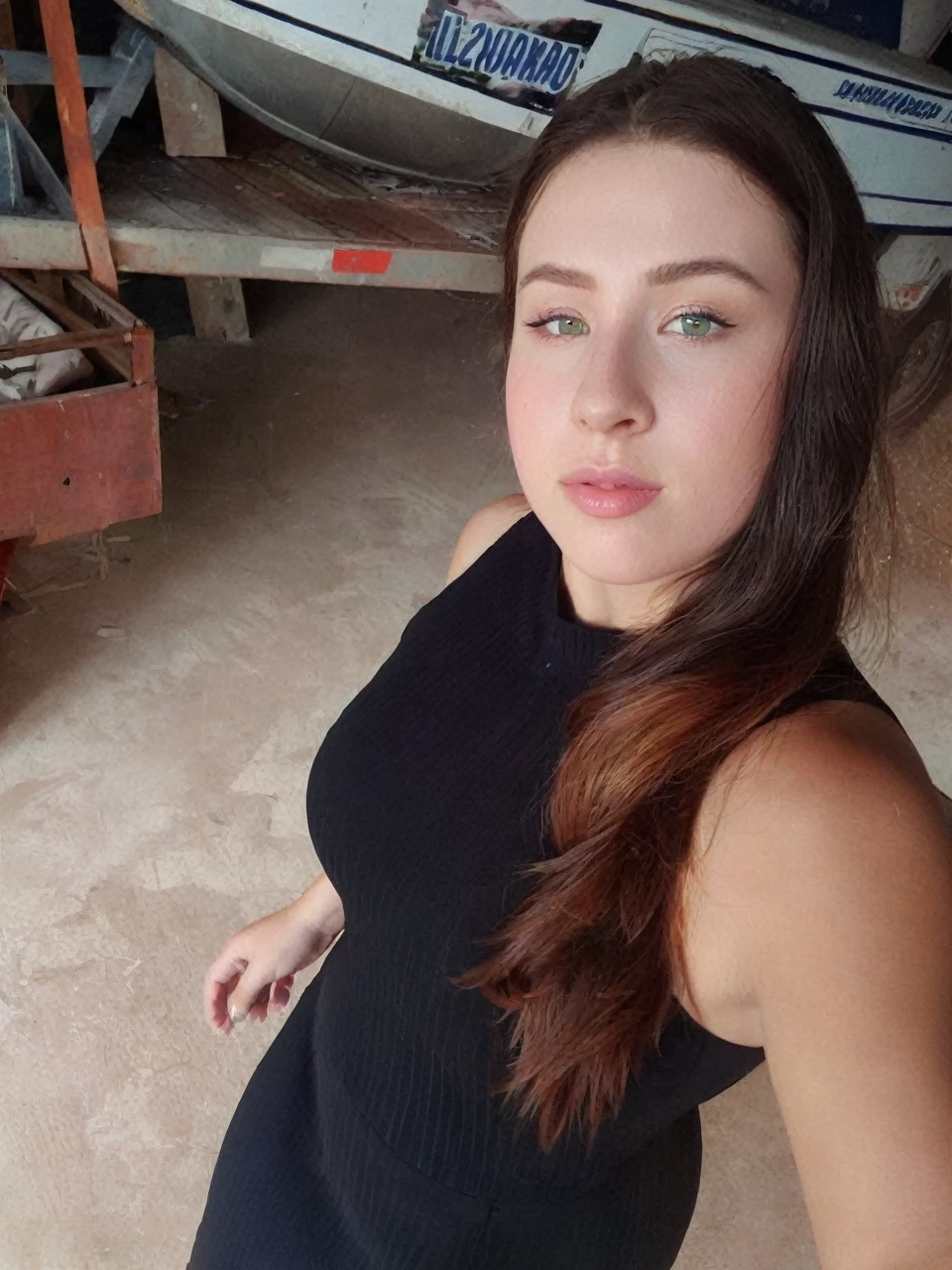 realisitic, 1 girl, light hair , greeneyes, glare eyes, cut on top, overskirt, parted lips, blush, natta, flowers, floor, luz floorar, big boobies