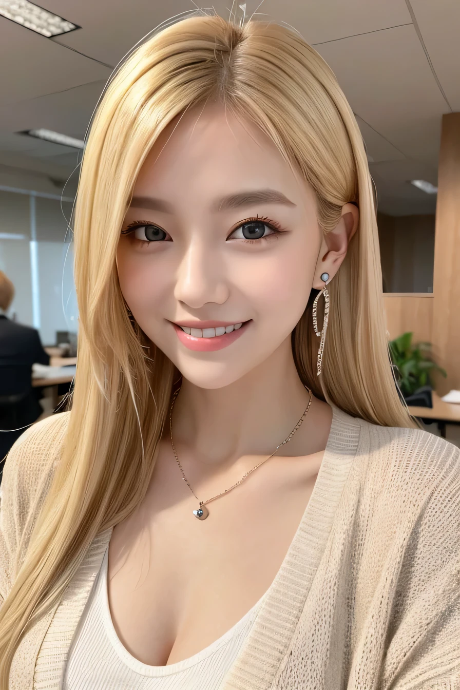 blonde、Clear Beauty、ear piercing、Slanted Eyes、Necklace around the neck、Put a cardigan over your shoulders、blouse、smile、Beautiful teeth alignment、Intricate details, Very detailed:1.2), 、 Looking into the camera、The background is the office