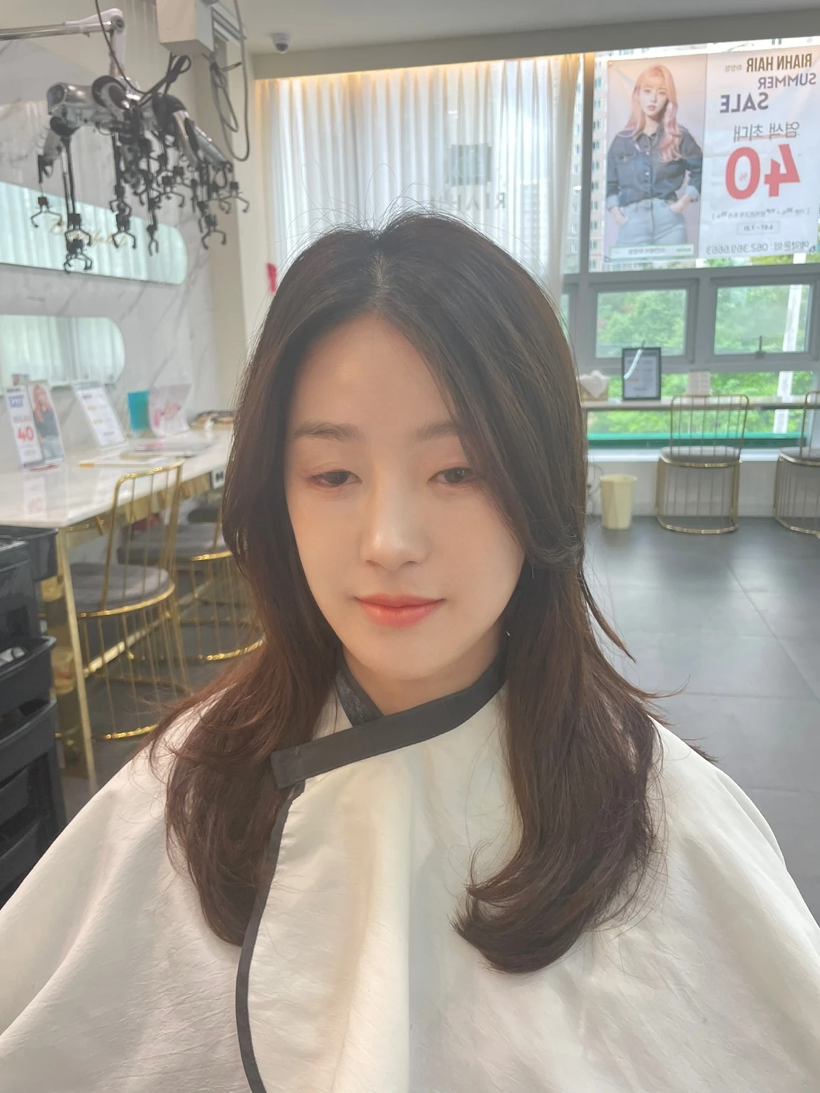 Best Quality, 8k, Masterpiece, (Portrait: 1.3), (photo realistic:1.4), (hyper realistic:1.4), Sharp Focus, looking at viewer, (smoother lighting:1.1), (increase cinematic lighting quality:0.9), realistic lighting, backlighting, light on face, ray trace, (brightening light:1.2), (Increase quality:1.4), sharp detail, (best quality real texture skin:1.4), finely detailed eyes, black_eyes, finely detailed face, 25 year old Korean woman,smiling_face