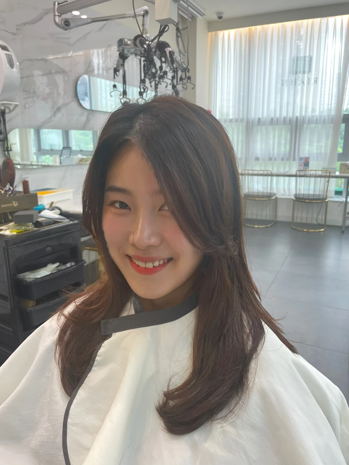 Best Quality, 8k, Masterpiece, (Portrait: 1.3), (photo realistic:1.4), (hyper realistic:1.4), Sharp Focus, looking at viewer, (smoother lighting:1.1), (increase cinematic lighting quality:0.9), realistic lighting, backlighting, light on face, ray trace, (brightening light:1.2), (Increase quality:1.4), sharp detail, (best quality real texture skin:1.4), finely detailed eyes, black_eyes, finely detailed face, 25 year old Korean woman,smiling_face