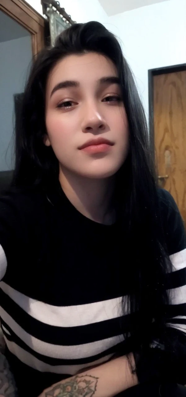 pale lips , pretty girl