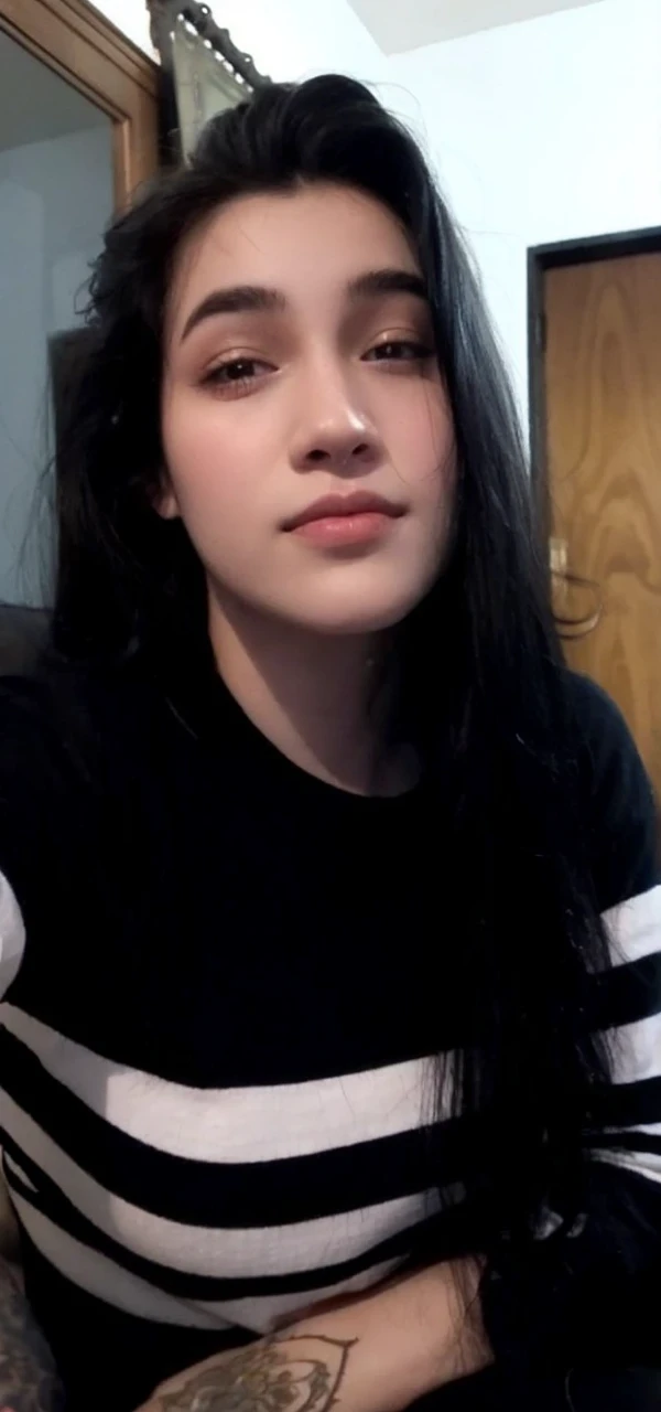 pale lips , pretty girl