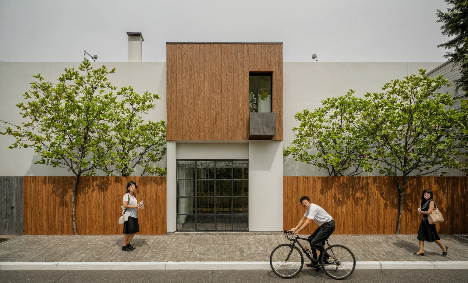 Raw photo, Masterpiece, high quality, best quality, authentic, super detail, architecture, house, outdoors,  style modern, minimalist line, wooden, white paint wall, japan style, wasabi style, Jen style, steel stair, glass railing, paint wall decor, tree, street