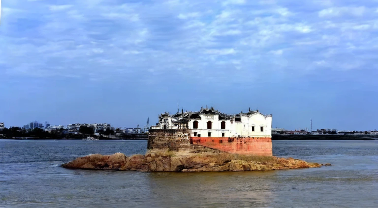 There is a small building on the rocks in the middle of the water, History background, an island, Earlier, Guangjian, A huge floating castle, Totalitarian Prison Island, Hashima Island, keep, indore, viewed from the harbor, Ruins all around, The floating palace, sha xi, building along a river, This photo was taken from a distance