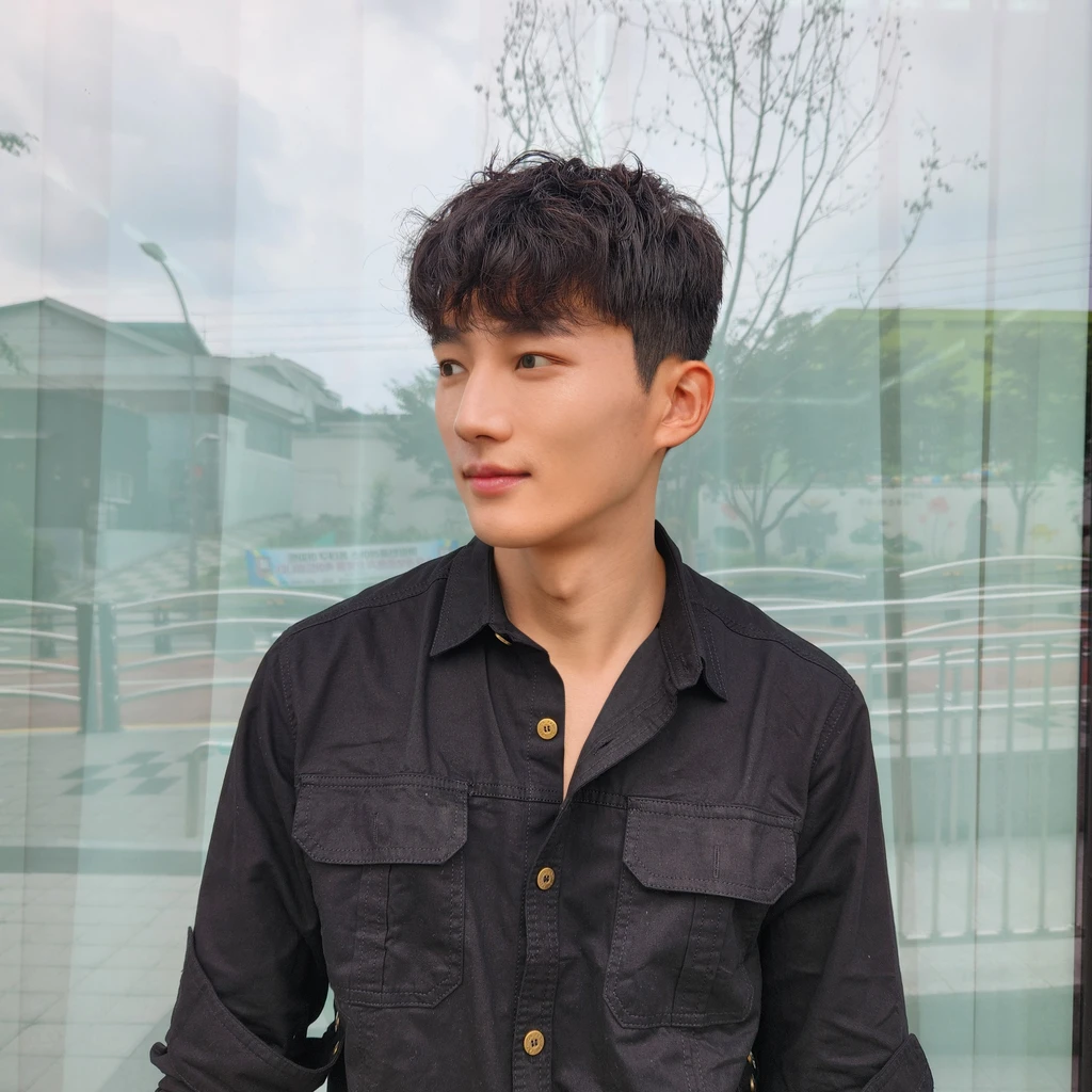 Best Quality, 8k, Masterpiece, (Portrait: 1.3), (photo realistic:1.4), (hyper realistic:1.4), Sharp Focus, looking at viewer, (smoother lighting:1.1), (increase cinematic lighting quality:0.9), realistic lighting, backlighting, light on face, ray trace, (brightening light:1.2), (Increase quality:1.4), sharp detail, (best quality real texture skin:1.4), finely detailed eyes, black_eyes, finely detailed face, 25 year old Korean man,smiling_face