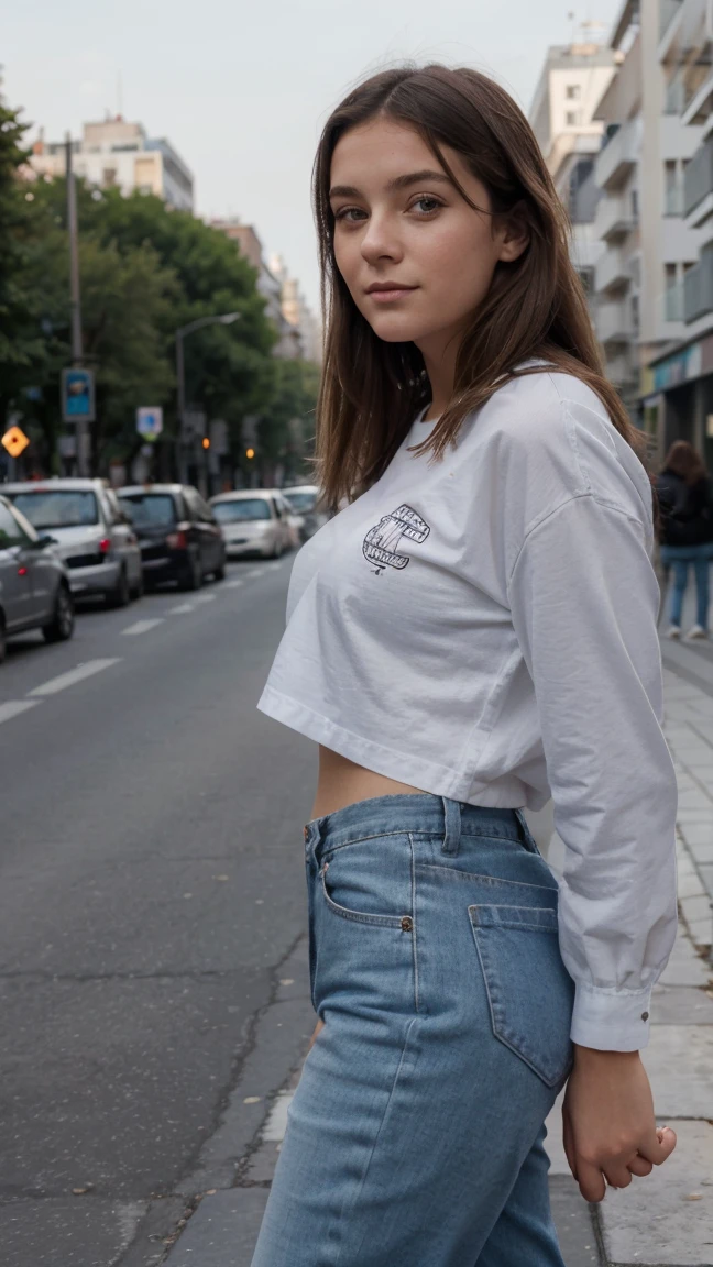 photo d'une jeune fille de 21 ans dans un milieu urbain en tenue casual avec du monde en arrière plan, elle regarde sur son coté gauche, elle a les jambes légèrement croisé, avec un léger sourir