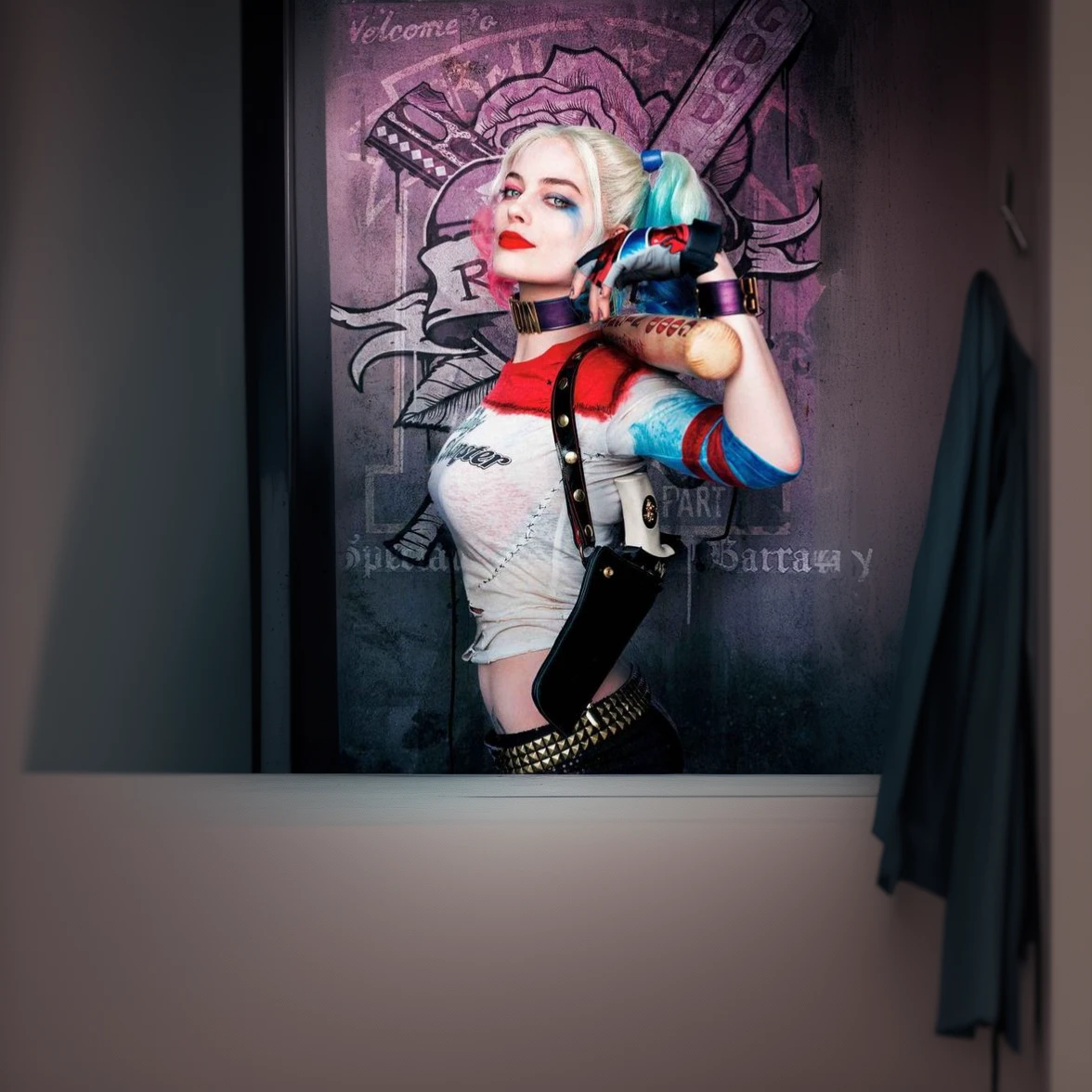 A woman&#39;s whole body、Harley Quinn、Margod Robbie、Suicide Squad movie、Metal bat on shoulder、T-Shirts、black leather shorts、