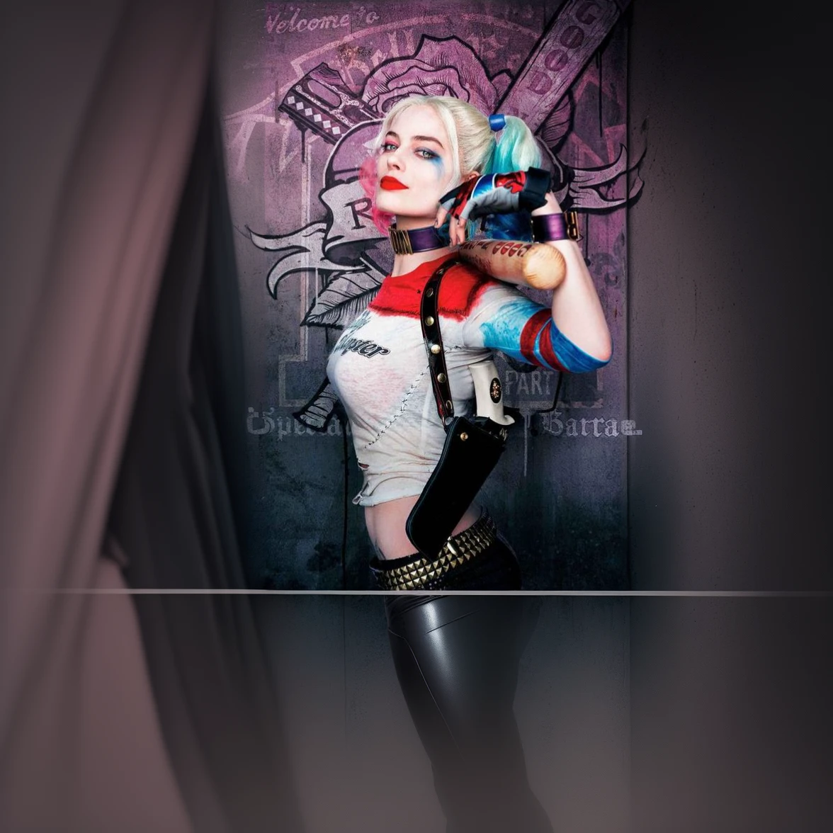A woman's whole body、Harley Quinn、Margod Robbie、Suicide Squad movie、Metal bat on shoulder、T-Shirts、black leather shorts、