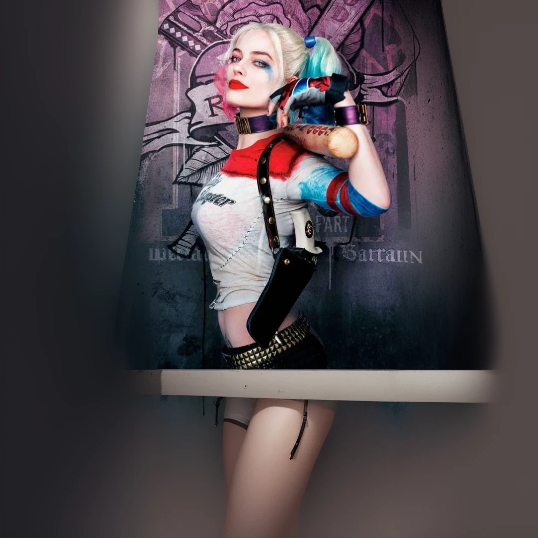 A woman&#39;s whole body、Harley Quinn、Margod Robbie、Suicide Squad movie、Metal bat on shoulder、T-Shirts、black leather shorts、