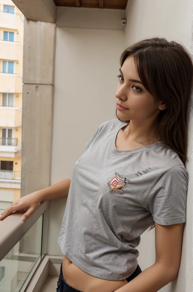 femme brune de dos sur une balcon en short tee shirt 